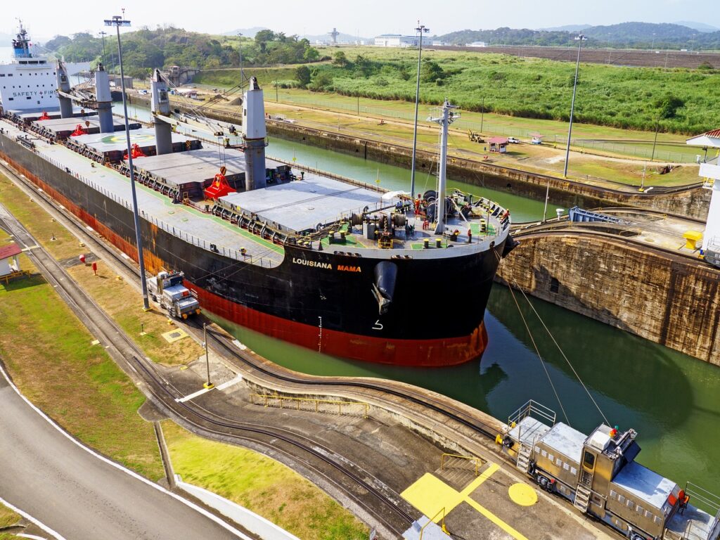 Dynamic image of a cargo ship going through the Panama Canal.